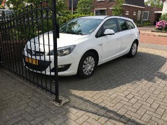 Schadeauto Opel Astra 1.7 CDTi 16V 110pk business 2013/6