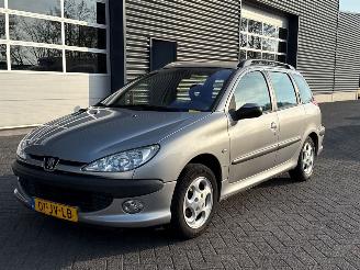 krockskadad bil auto Peugeot 206 SW 1.4 Combi/o  Benzine 1.360cc 55kW (75pk) FWD 2002/9
