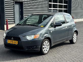 damaged passenger cars Mitsubishi Colt 1.1 12V Hatchback  Benzine 1.124cc 55kW (75pk) FWD 2009/5
