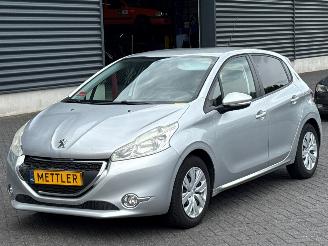 uszkodzony samochody osobowe Peugeot 208 1.2 Vti 12V PureTech 82 Hatchback  Benzine 1.199cc 60kW (82pk) FWD 2013/1