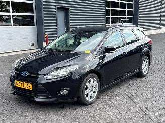 krockskadad bil auto Ford Focus 1.0 Ti-VCT EcoBoost 12V 125 Combi/o  Benzine 998cc 92kW (125pk) 2013/6