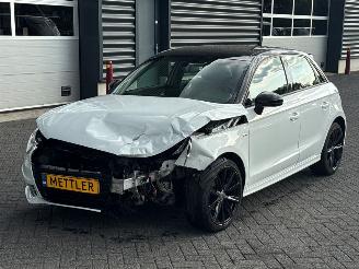 krockskadad bil auto Audi A1 SPORTBACK 2x S-Line 1.2 TFSI Hatchback 4Dr Benzine 1.197cc 63kW (86pk) FWD 2013/9