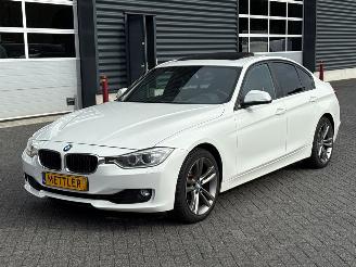 Vaurioauto  passenger cars BMW 3-serie 320i 2.0 16V Sedan 4Dr Benzine 1.997cc 135kW (184pk) RWD 2012/4