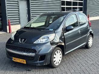 Vaurioauto  passenger cars Peugeot 107 1.0 12V Hatchback  Benzine 998cc 50kW (68pk) FWD 2010/5