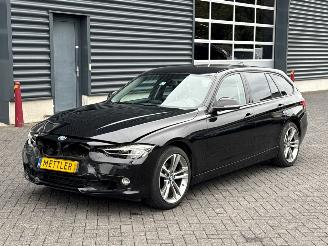 skadebil auto BMW 3-serie 320i 2.0 16V Combi/o  Benzine 1.997cc 135kW (184pk) RWD 2013/5