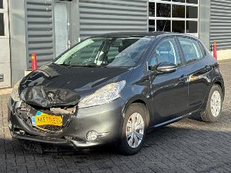 krockskadad bil auto Peugeot 208 1.2 Vti 12V PureTech 82 Hatchback  Benzine 1.199cc 60kW (82pk) FWD 2014/2