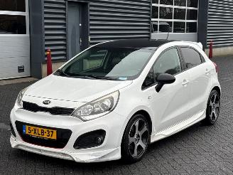 krockskadad bil auto Kia Rio 1.4 CVVT 16V Hatchback  Benzine 1.396cc 80kW (109pk) FWD 2014/9