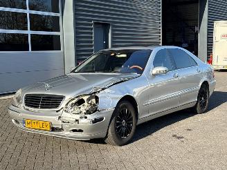 Damaged car Mercedes S-klasse 5.0 S-500 V8 24V Sedan 4Dr Benzine 4.966cc 225kW (306pk) RWD 2000/1
