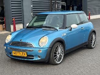 Voiture accidenté Mini Mini ONE 1.6 16V Hatchback  Benzine 1.598cc 66kW (90pk) FWD 2005/6