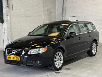 Voiture accidenté Volvo V-70 1.6 T4 16V Combi/o  Benzine 1.596cc 132kW (179pk) FWD 2012/10