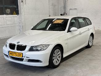 uszkodzony samochody osobowe BMW 5-serie 523i 24V Combi/o  Benzine 2.497cc 130kW (177pk) RWD 2006/1