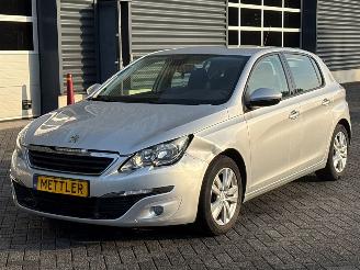 Vaurioauto  passenger cars Peugeot 308 1.2 12V VTi PureTech 82 Hatchback 4Dr Benzine 1.199cc 60kW (82pk) FWD 2014/1