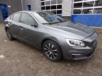 Schadeauto Volvo S-60 2.0 D2  POLAR+ DYNAMIC 2017/9