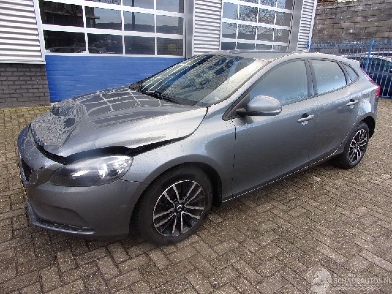 Volvo V-40 1.5 T3 AUTOMAAT  R-DESIGN