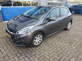 damaged passenger cars Peugeot 208 1.2 PureTech Blue Lion 2018/11