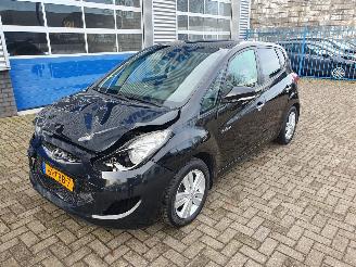 damaged passenger cars Hyundai Ix20 1.6i i-Catcher 2012/1