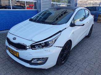 Unfallwagen Kia Cee d 1.6 GDI ComfortLine 2015/9
