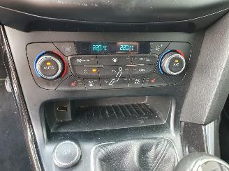 Ford Focus 1.0 Titanium picture 26