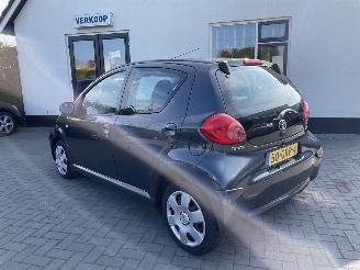 damaged passenger cars Toyota Aygo 1.0-12V + 5.drs airco N.A.P NL AUTO 2008/9