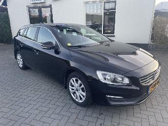 damaged passenger cars Volvo V-60 2.0 D4 Momentum 2014/1