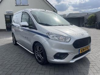 skadebil bedrijf Ford Transit Courier Van 1.5 TDCI Limited Duratorq S&S 2021/2