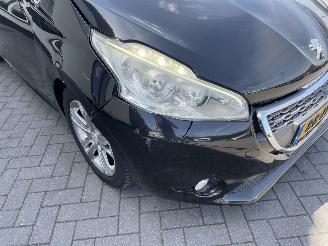 Peugeot 208 1.4 VTi Allure N.A.P NL AUTO picture 17