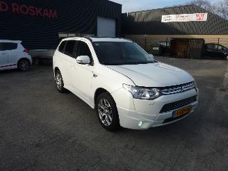 Voiture accidenté Mitsubishi Outlander 2.0 PHEV INSTYLE 2013/12