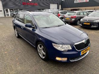 Damaged car Skoda Superb 1.6 TDI Greenline Clima 105pk 2011/3