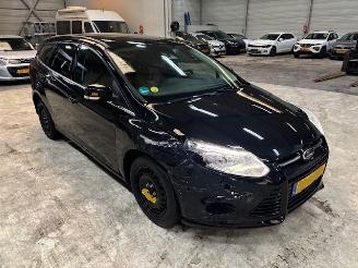 krockskadad bil auto Ford Focus 1.6 TDCI Titanium clima 2013/4