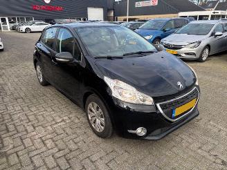 uszkodzony samochody osobowe Peugeot 208 1.2 5-drs Envy Nap 2013/2