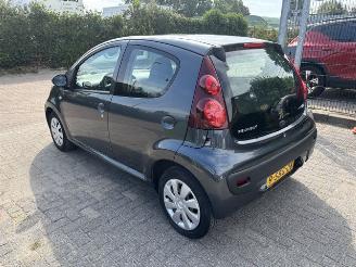 Vaurioauto  passenger cars Peugeot 107 1.0 5-drs airco nap 2013/9