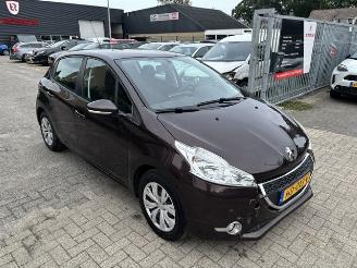 krockskadad bil auto Peugeot 208 1.2 Vti 5-drs airco 2012/10
