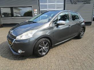 skadebil auto Peugeot 208 1.2 VTI Envy 5drs 2013/12