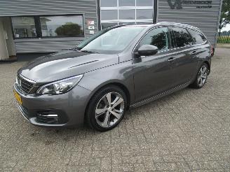 damaged passenger cars Peugeot 308 SW 1.2 Pure Tech Bleu lease Premium 2020/4