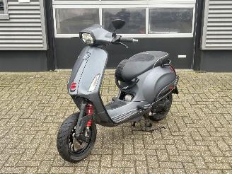 krockskadad bil bromfiets Vespa  Sprint 50 4T 2019/1
