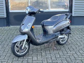 krockskadad bil bromfiets Sym Fiddle 2 2018/7