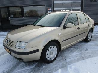 uszkodzony samochody osobowe Volkswagen Bora 1.6-16V 2001/10