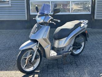 krockskadad bil bromfiets Kymco  People S 2008/4