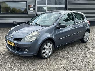 damaged passenger cars Renault Clio 1.4-16V Dynamique Comfort 2006/8