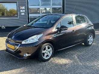 uszkodzony samochody osobowe Peugeot 208 1.4 e-HDi Active Automaat 1e eigenaar 2012/8