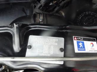 Peugeot Boxer 330 2.2 HDI L2H1 XT 3 zits airco picture 31