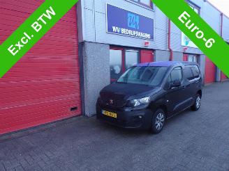 skadebil bedrijf Peugeot Partner 1.5 BlueHDI Premium navi airco schuifdeur motor rookt !!!!!!!!!!! 2020/4