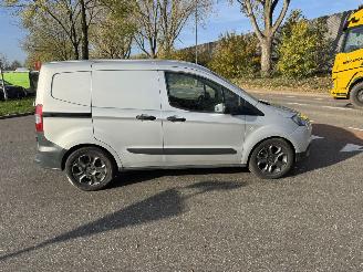 Ford Transit Courier Van  picture 8