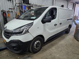 krockskadad bil bedrijf Renault Trafic L2 H1 2.0 DCi Koppeling defect 2020/1