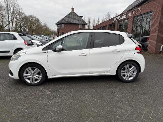 Peugeot 208 1.2 PureTech Signature NAVIGATIE picture 2