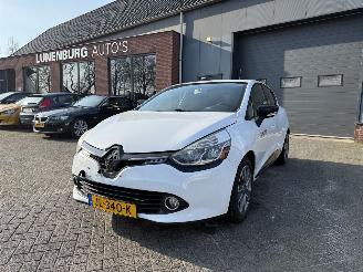 Damaged car Renault Clio 0.9 TCe ECO Night&Day (Hatchback 5-dr.) 2016/5