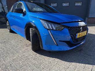 damaged passenger cars Peugeot 208 EV GT Pack 50 kWh  PANORAMADAK  (Hatchback 5-dr.) 2022/12