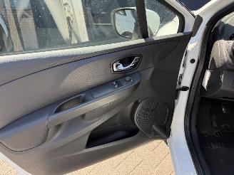 Renault Clio 0.9 TCe Expression picture 14