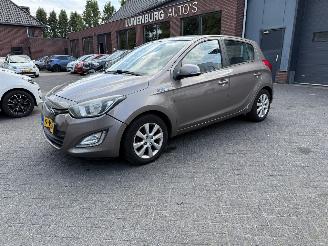 skadebil auto Hyundai I-20 1.2i i-Deal (Hatchback 5-dr.) 2013/5