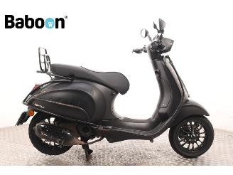 krockskadad bil bromfiets Vespa  Sprint 45KM 2020/6